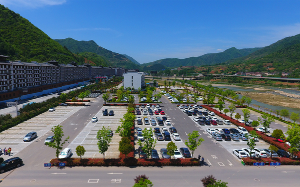 游客中心停车场.jpg